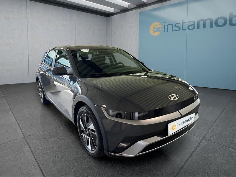 Grau Gebraucht 2024 Hyundai Ioniq Dynamiq Kleinwagen | 43.899 € - Bild 1/4