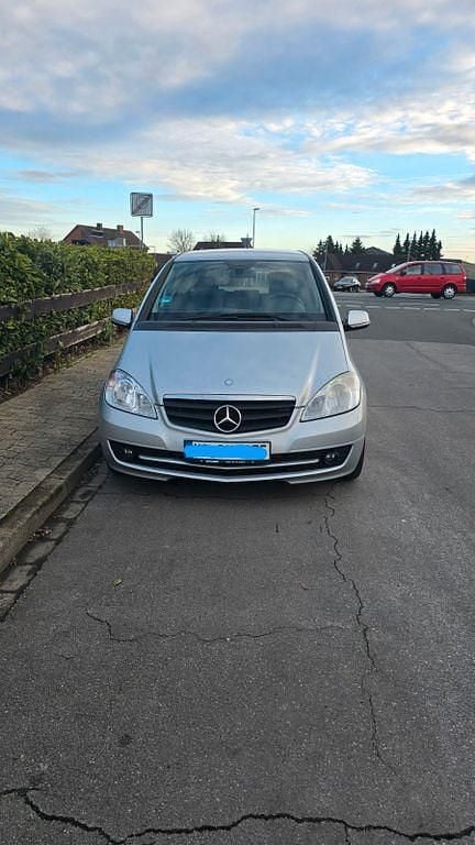 Silber Gebraucht 2010 Mercedes A180 Van / Kleinbus | 1.100 € (Guter Preis) - Bild 1/4