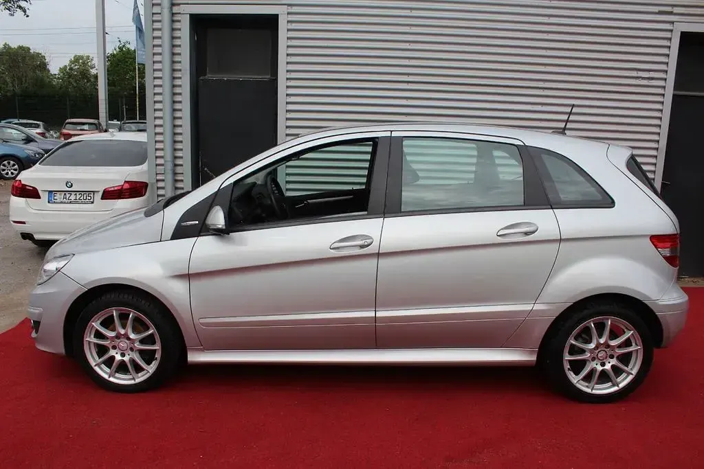 Gebraucht Mercedes B160 95 PS (69 kW) 2011 Silber Kleinwagen