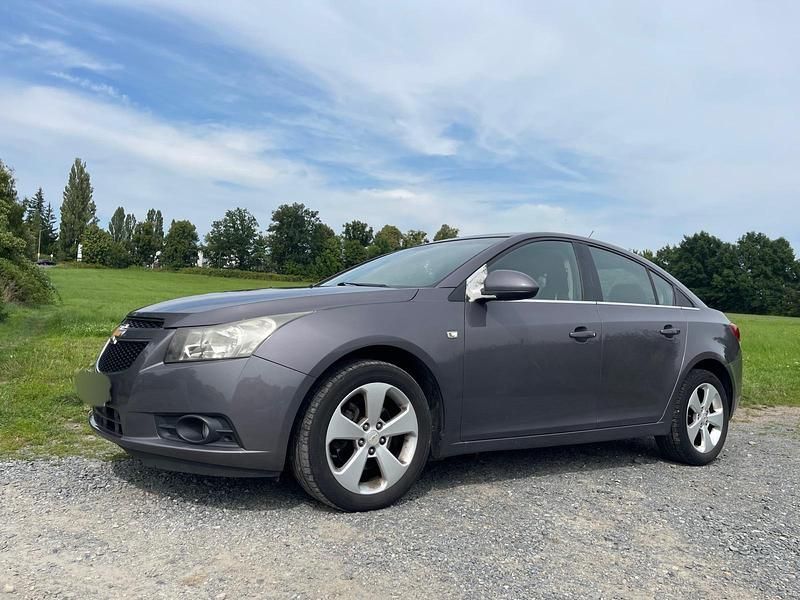 Grau Gebraucht 2011 Chevrolet Cruze LT Limousine | 4.500 € (Guter Preis) - Bild 1/4