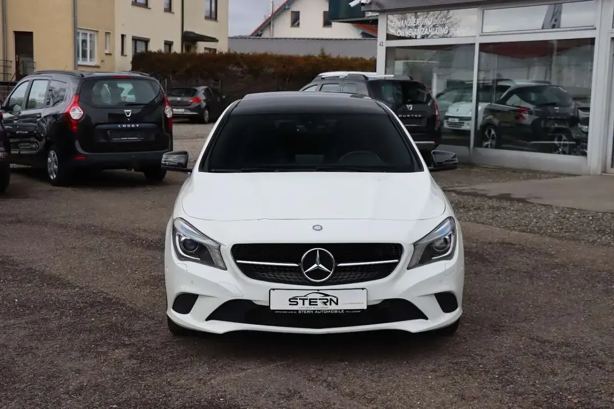 Gebraucht Mercedes CLA180 122 PS (89 kW) 2015 Calcitweiss/zirrusweiss Limousine
