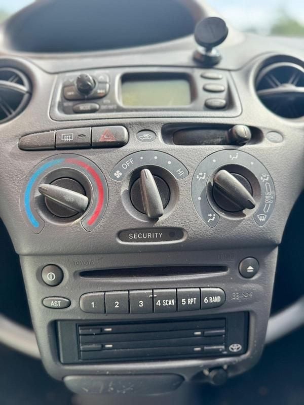 Grau Gebraucht 1999 Toyota Yaris Kleinwagen | 1.800 € - Bild 1/4