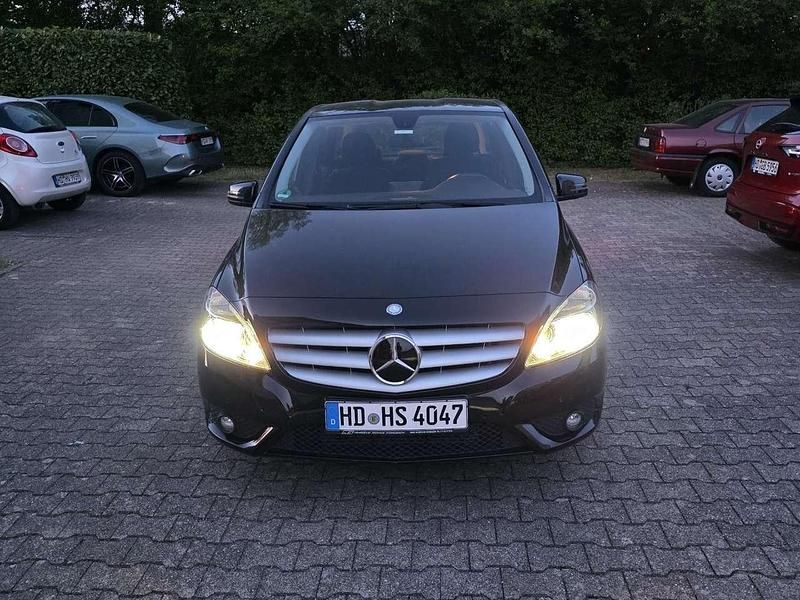 Schwarz Gebraucht 2014 Mercedes B200 Sport Edition Van / Kleinbus | 9.500 € - Bild 1/4