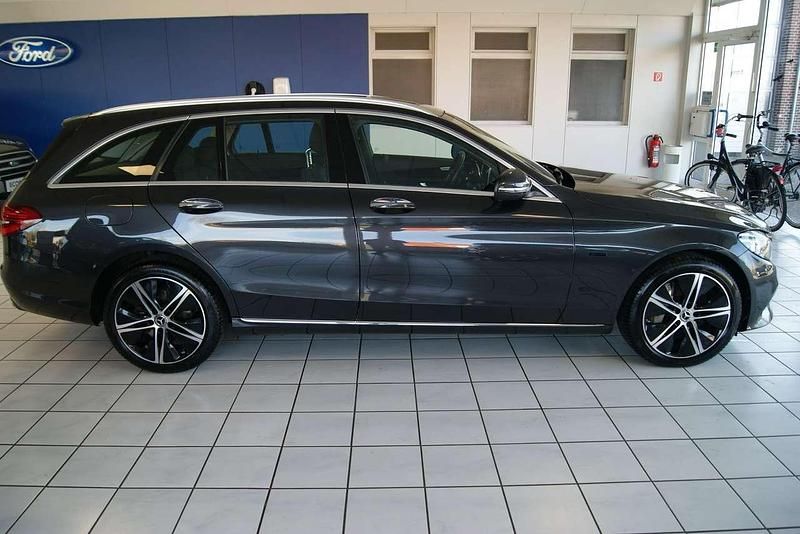 Gebraucht Mercedes C300e 194 PS (142 kW) 2019 Olivgruen matt Kombi