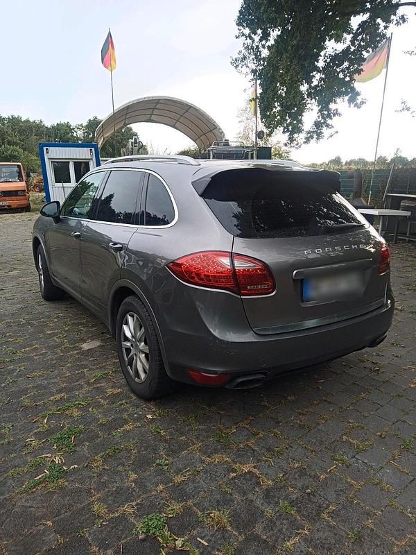 Grau Gebraucht 2010 Porsche Cayenne SUV | 14.850 € (Guter Preis) - Bild 1/4