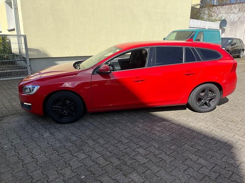 Gebraucht Volvo V60 150 PS (110 kW) 2016 Rot Kombi