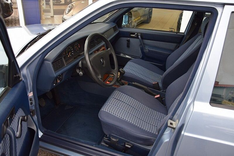 Gebraucht Mercedes 190 121 PS (88 kW) 1993 Blau Limousine