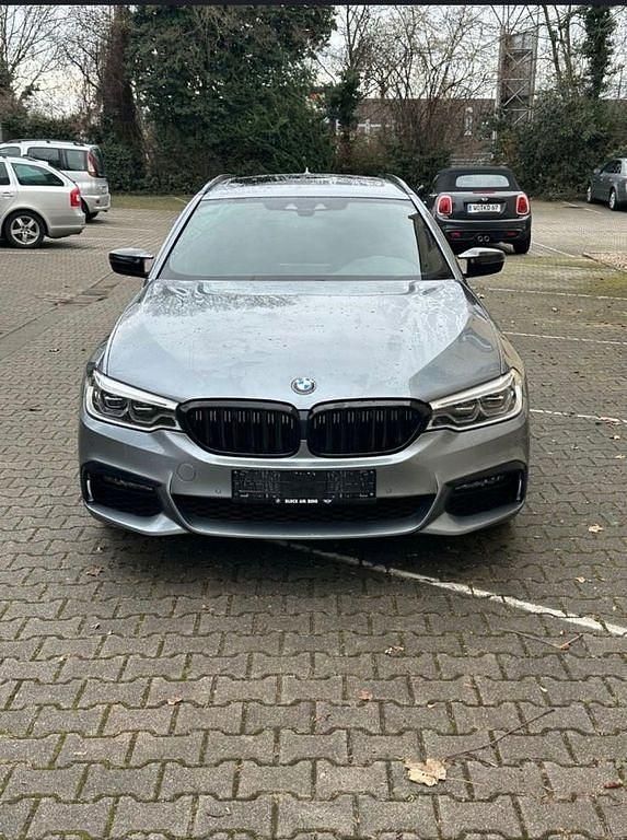 Grau Gebraucht 2019 BMW 520 Performance Kombi | 22.900 € (Guter Preis) - Bild 1/4