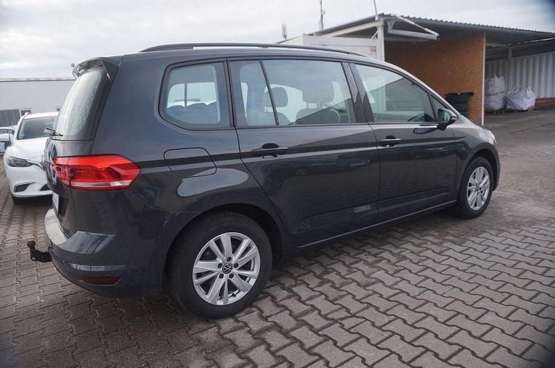 Gebraucht VW Touran Comfortline 150 PS (110 kW) 2022 Uranograu/cinza urano Van / Kleinbus