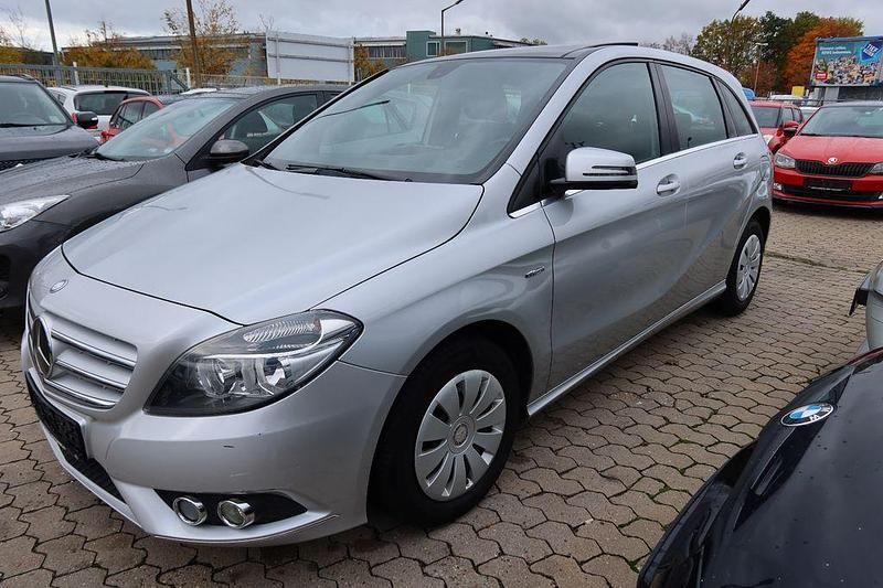 Gebraucht Mercedes B180 122 PS (89 kW) 2012 Silber Van / Kleinbus