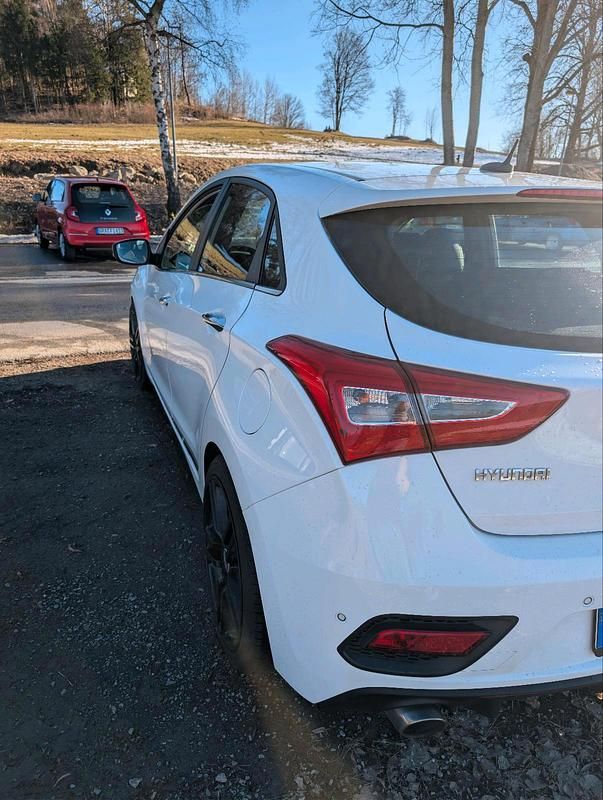 Gebraucht Hyundai i30 Turbo 186 PS (136 kW) 2017 Weiß Limousine