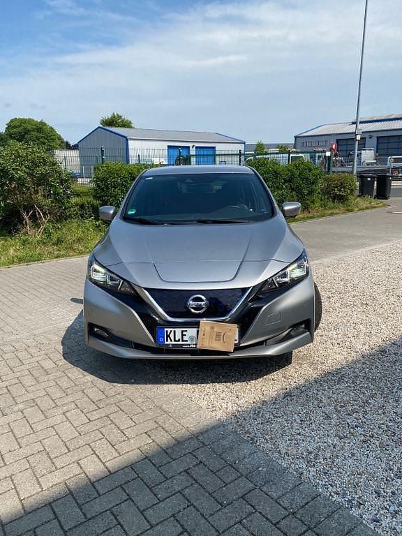 Grau Gebraucht 2019 Nissan Leaf Tekna Kleinwagen | 11.900 € (Fairer Preis) - Bild 1/4