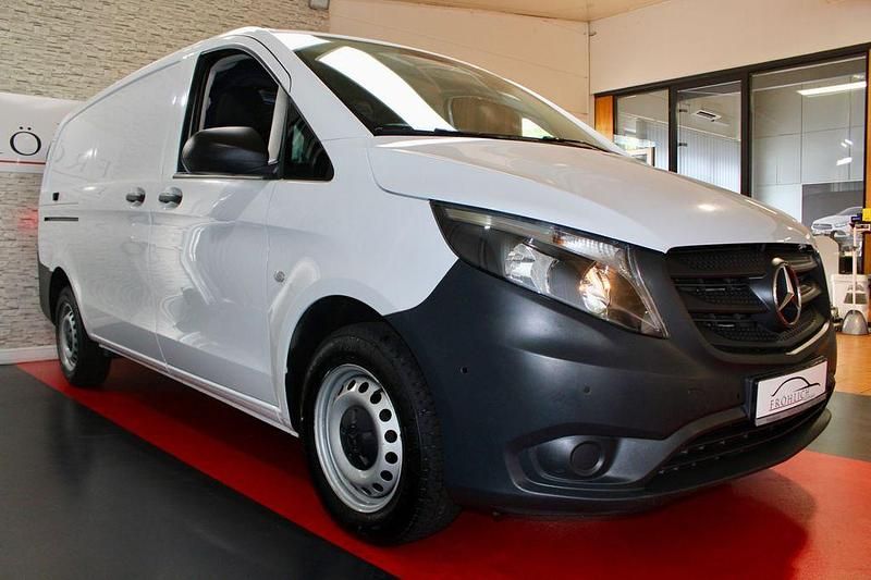 Arktikweiss Gebraucht 2023 Mercedes Vito Van / Kleinbus | 27.965 € (Superpreis) - Bild 1/4