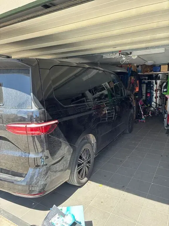 Second-hand VW Multivan Life 150 CP (110 kW) 2023 Negru Monovolum