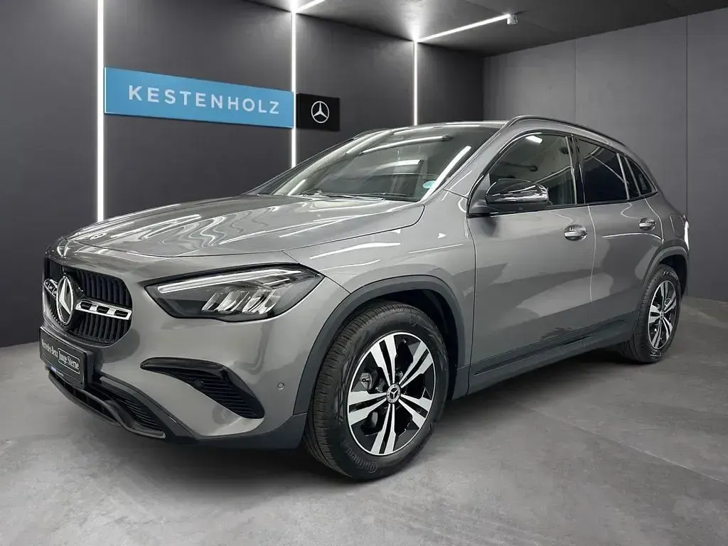 Neu Mercedes GLA200 Night 163 PS (119 kW) 2026 Grau SUV