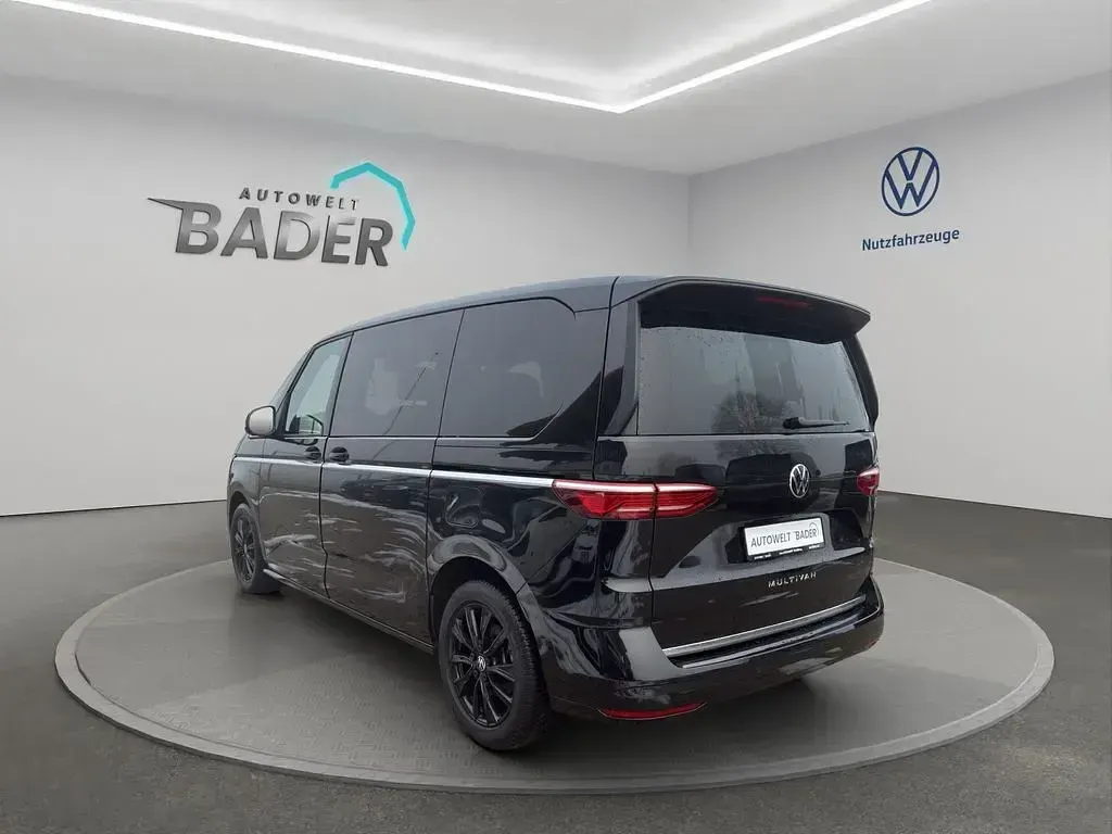 Gebraucht VW T7 Style 150 PS (110 kW) 2025 Deep black perleffekt Van