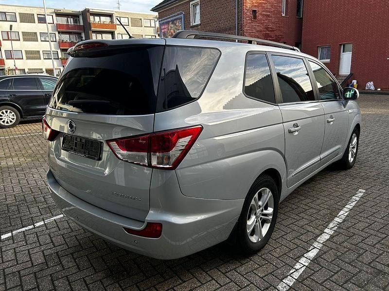 Gebraucht Ssangyong (KGM) Rodius 178 PS (130 kW) 2017 Silber Van / Kleinbus