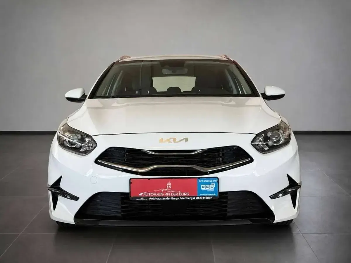 Gebraucht Kia Ceed Sportswagon Vision 136 PS (100 kW) 2023 (wd) cararraweiss Kombi