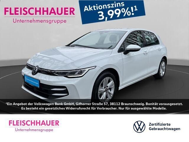 Weiss Gebraucht 2024 VW Golf VIII Life Limousine | 23.970 € (Fairer Preis) - Bild 1/2