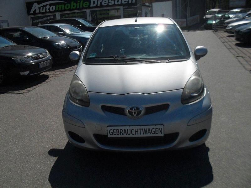 Gebraucht Toyota Aygo Cool 68 PS (50 kW) 2011 Silber Kleinwagen