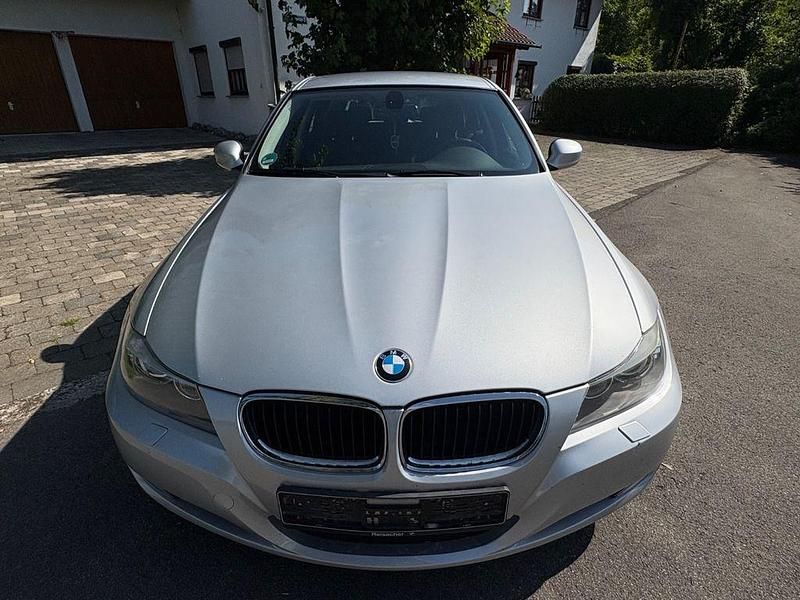 Silber Gebraucht 2011 BMW 320 Kombi | 3.850 € (Guter Preis) - Bild 1/4