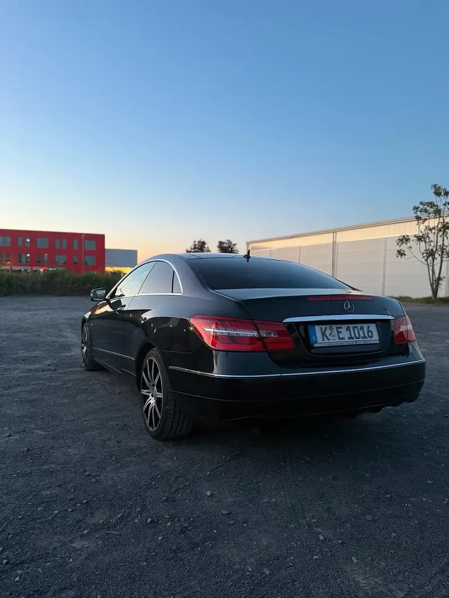 Gebraucht Mercedes E250 204 PS (150 kW) 2010 Schwarz Coupé