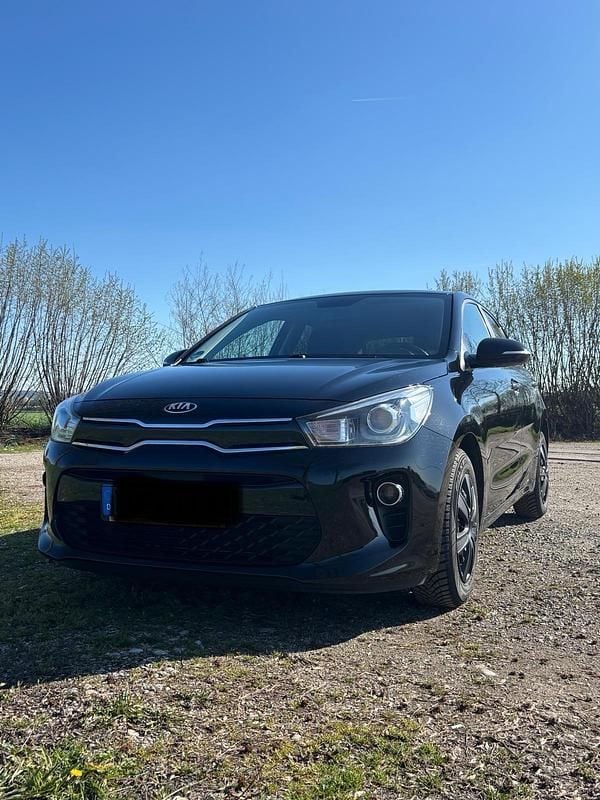Second-hand Kia Rio 84 CP (61 kW) 2019 Negru Hatchback