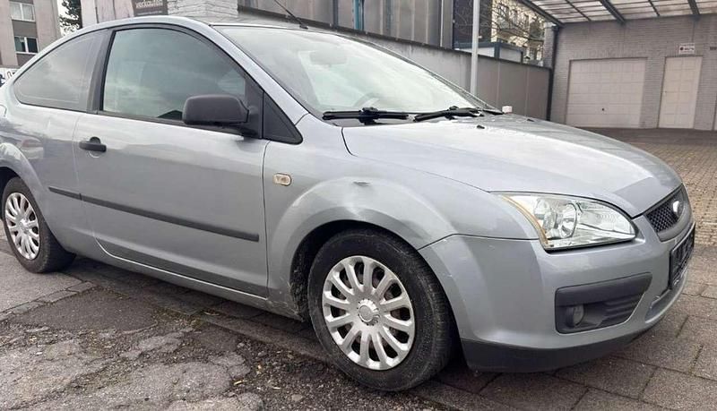 Gebraucht Ford Focus Trend 80 PS (58 kW) 2005 Cosmicsilber metallic Kleinwagen
