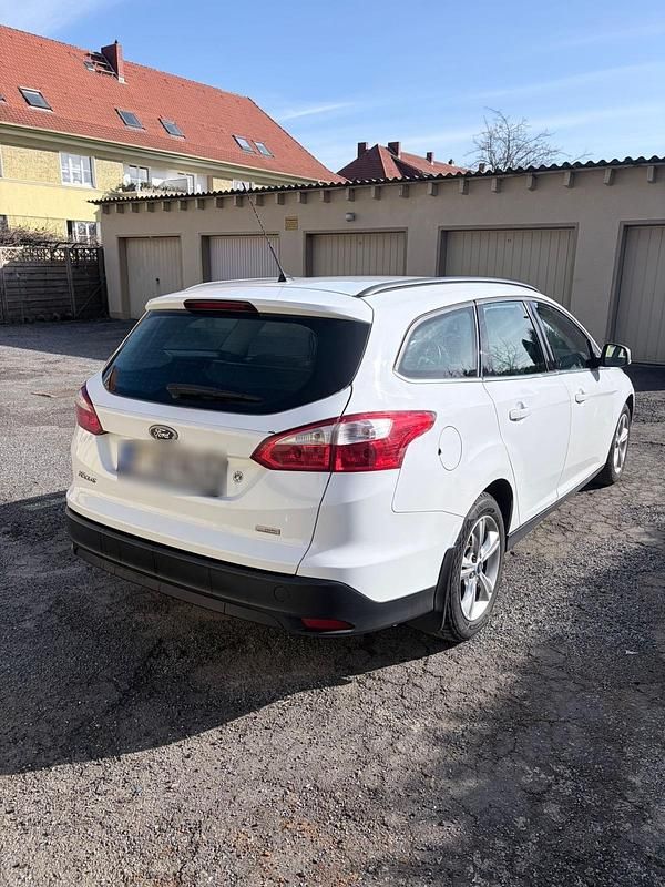 Gebraucht Ford Focus 100 PS (73 kW) 2012 Weiß Kombi