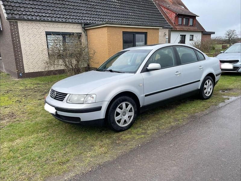 Gebraucht VW Passat Basis 125 PS (91 kW) 1998 Silber Limousine