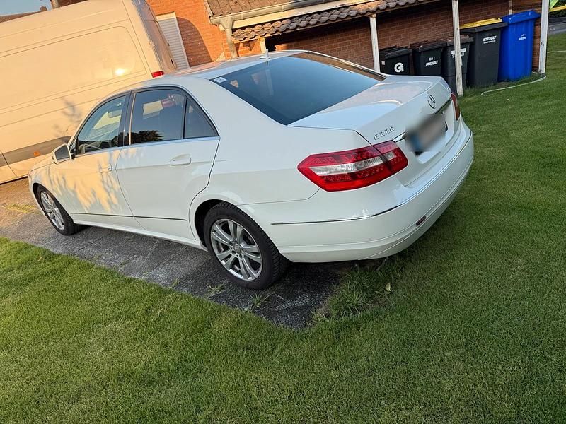 Weiß Gebraucht 2010 Mercedes E220 Limousine | 7.500 € (Superpreis) - Bild 1/4