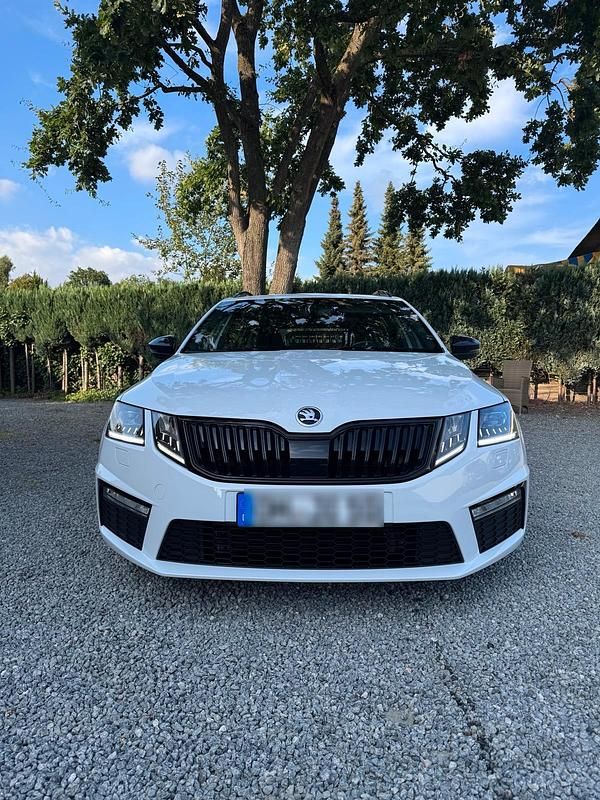 Weiß Gebraucht 2018 Skoda Octavia RS Kombi | 21.499 € (Teuer) - Bild 1/4