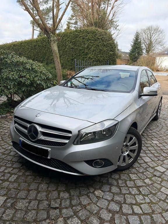 Gebraucht Mercedes A180 122 PS (89 kW) 2014 Silber Limousine