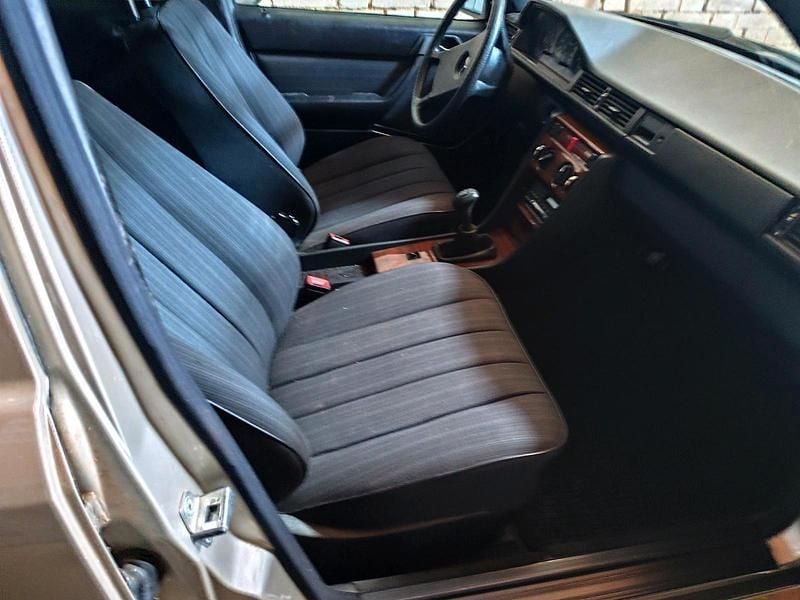 Usata Mercedes E230 1985 Beige Berlina
