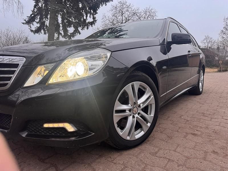Gebraucht Mercedes E250 Avantgarde 204 PS (150 kW) 2010 Schwarz Kombi