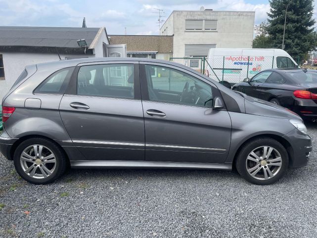 Gebraucht Mercedes B200 140 PS (102 kW) 2011 Mountaingrau  metalliclack Van / Kleinbus