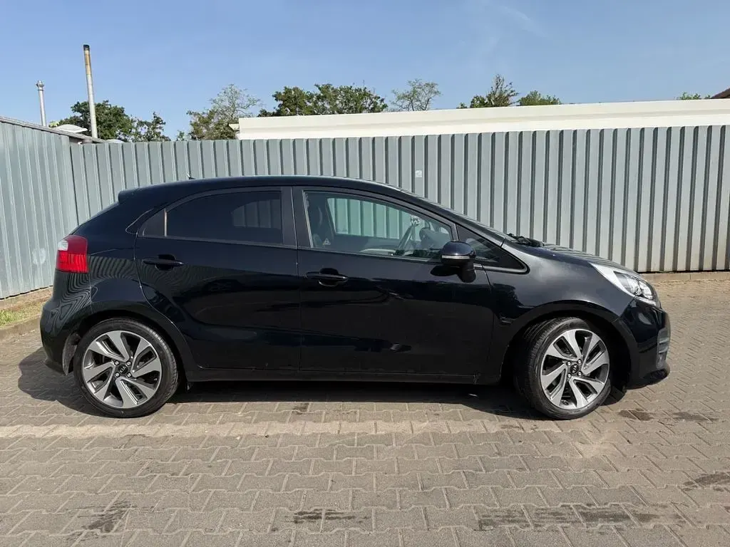 Gebraucht Kia Rio 84 PS (61 kW) 2016 Schwarz Kleinwagen