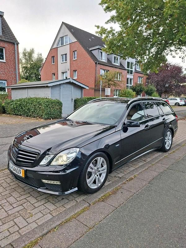 Schwarz Gebraucht 2010 Mercedes E250 Kombi | 6.700 € (Superpreis) - Bild 1/4