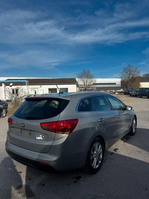 Gebraucht Kia Ceed Sportswagon DREAM-TEAM Edition 135 PS (99 kW) 2013 Gold Kombi