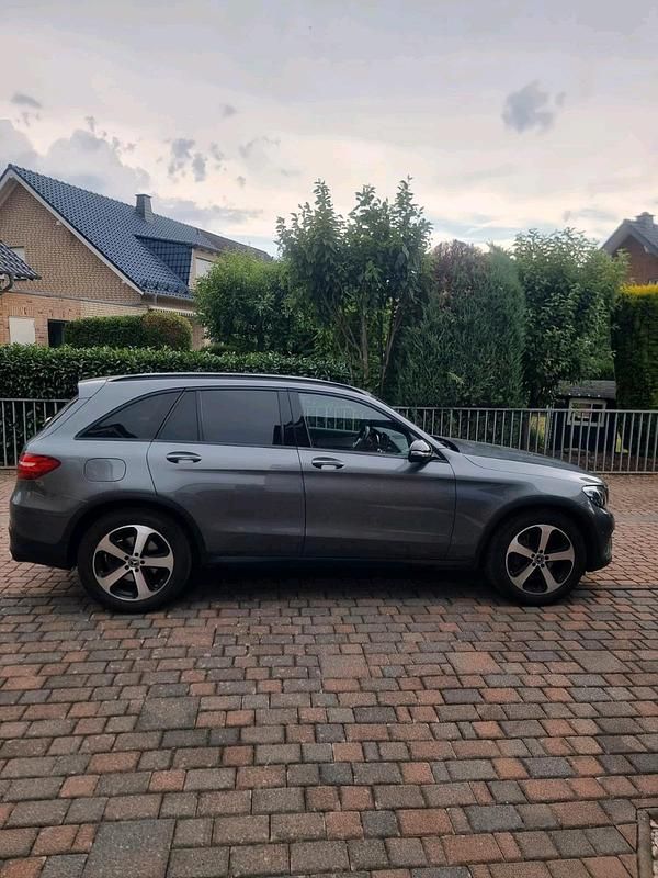 Silber Gebraucht 2017 Mercedes GLC220 SUV | 21.499 € (Fairer Preis) - Bild 1/4