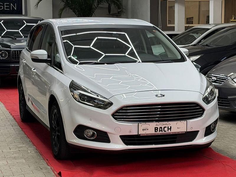 Gebraucht Ford S-MAX Titanium 179 PS (131 kW) 2018 Weiß Van / Kleinbus