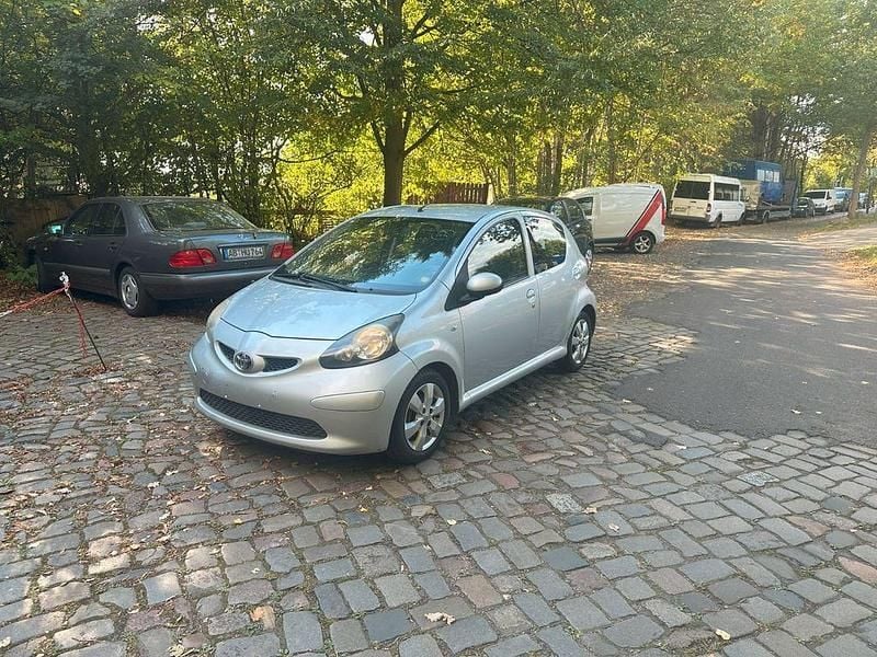 Silber Gebraucht 2007 Toyota Aygo Kleinwagen | 2.600 € (Fairer Preis) - Bild 1/4