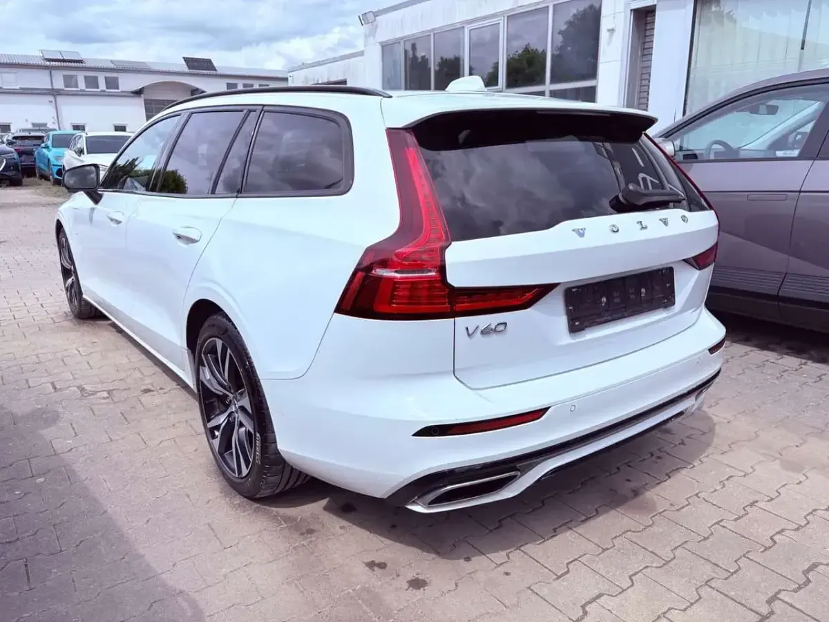 Gebraucht Volvo V60 R-Design 341 PS (250 kW) 2021 Ice white Kombi