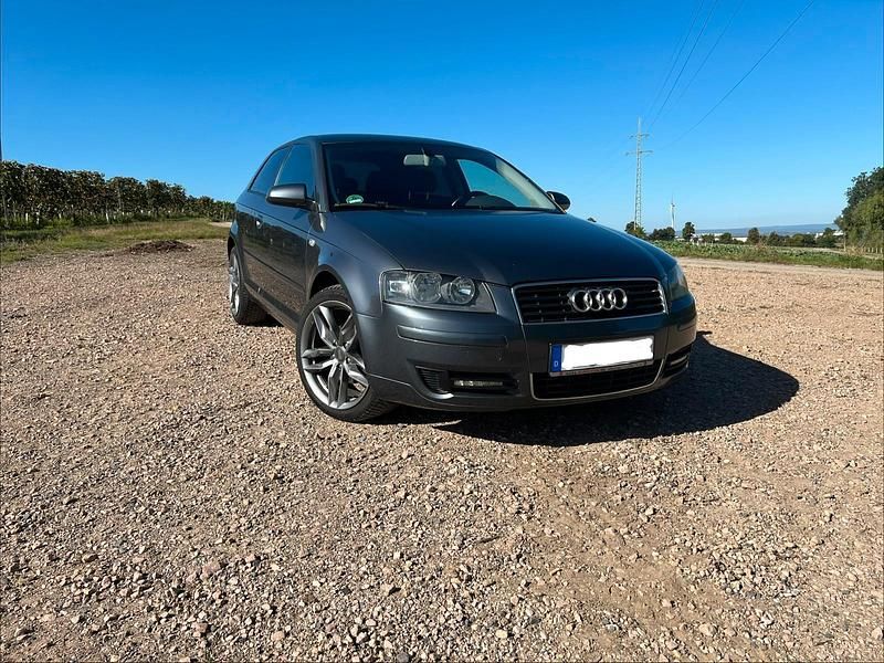 Grau Gebraucht 2004 Audi A3 Limousine | 3.850 € (Teuer) - Bild 1/4