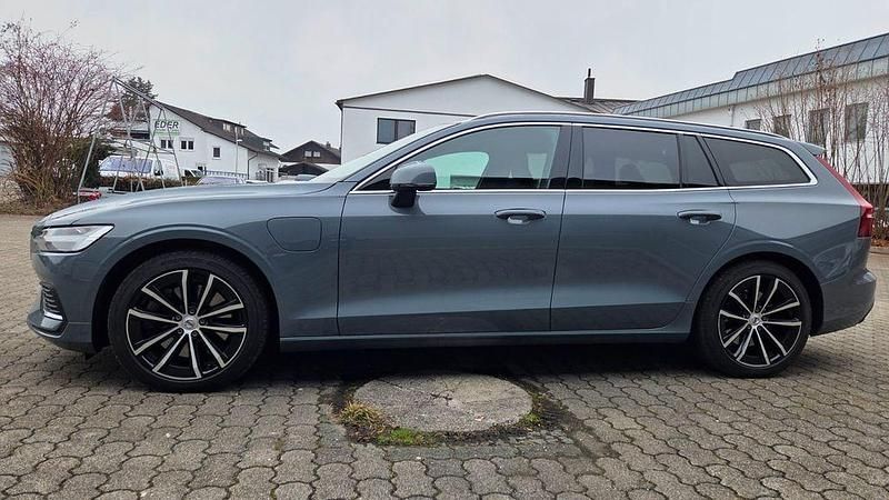 Gebraucht Volvo V60 Core 253 PS (186 kW) 2022 Grau Kombi