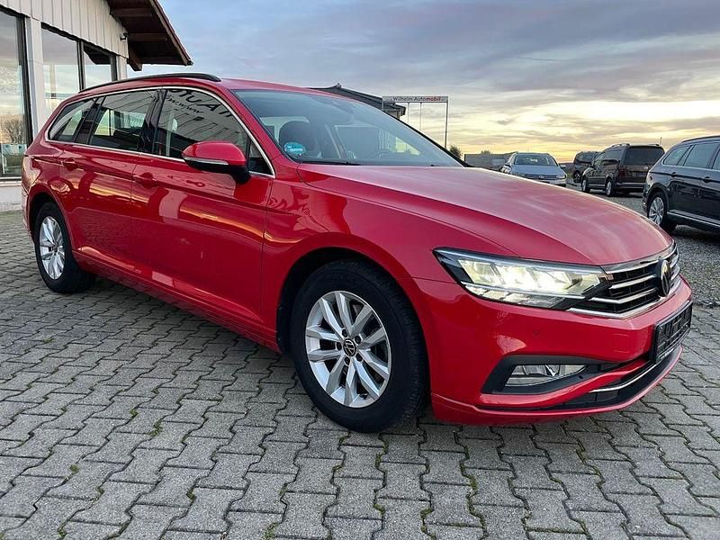 Gebraucht VW Passat 122 PS (89 kW) 2023 Rot Kombi