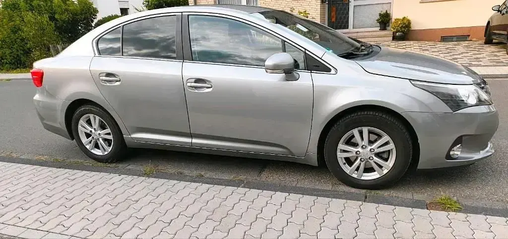 Gebraucht Toyota Avensis 147 PS (108 kW) 2012 Silber Limousine