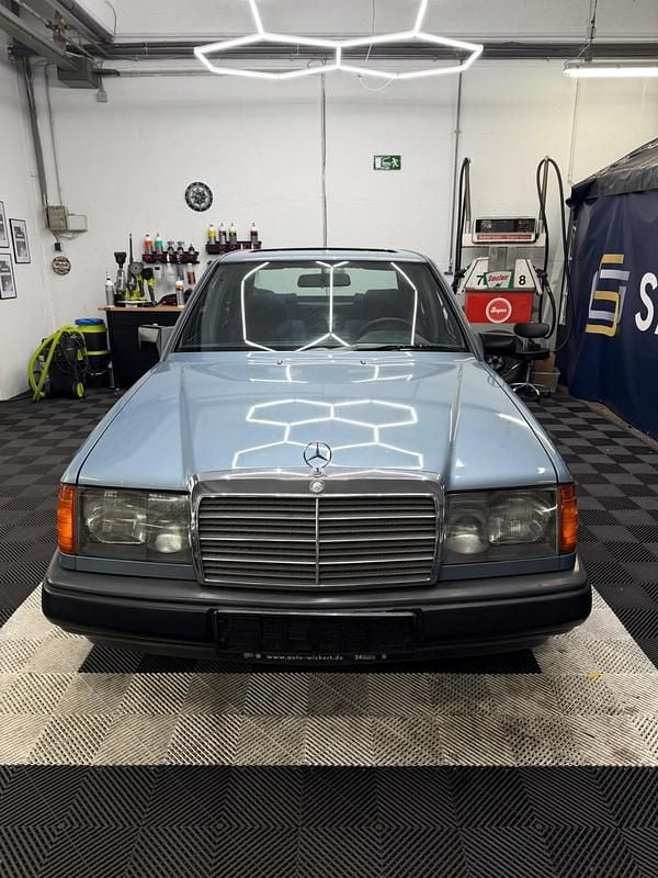 Second-hand Mercedes E230 132 CP (97 kW) 1989 Albastru Berlinǎ