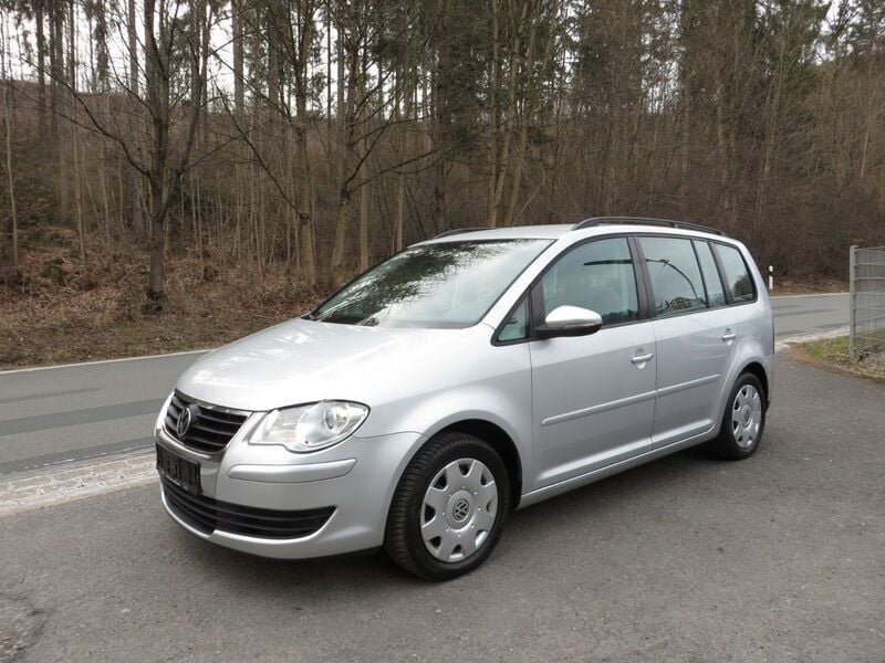Silber Gebraucht 2010 VW Touran Trendline Van / Kleinbus | 4.950 € (Etwas zu teuer) - Bild 1/4