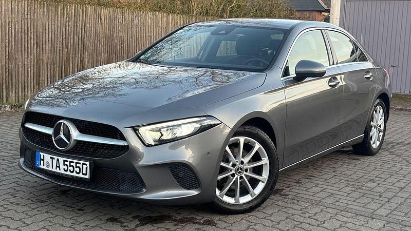 Grau Gebraucht 2019 Mercedes A180 Limousine | 22.999 € (Etwas zu teuer) - Bild 1/4
